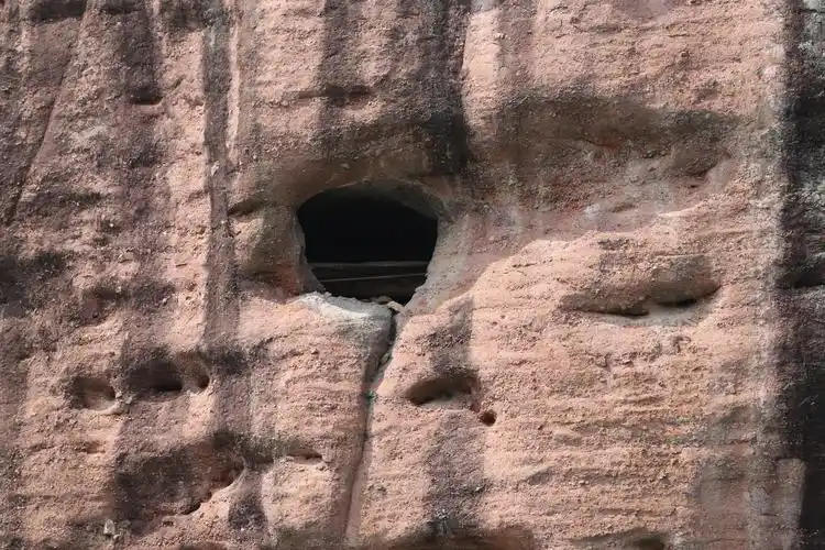 悬棺是中国南方古代少数民族的葬式之一,属崖葬中的一种.