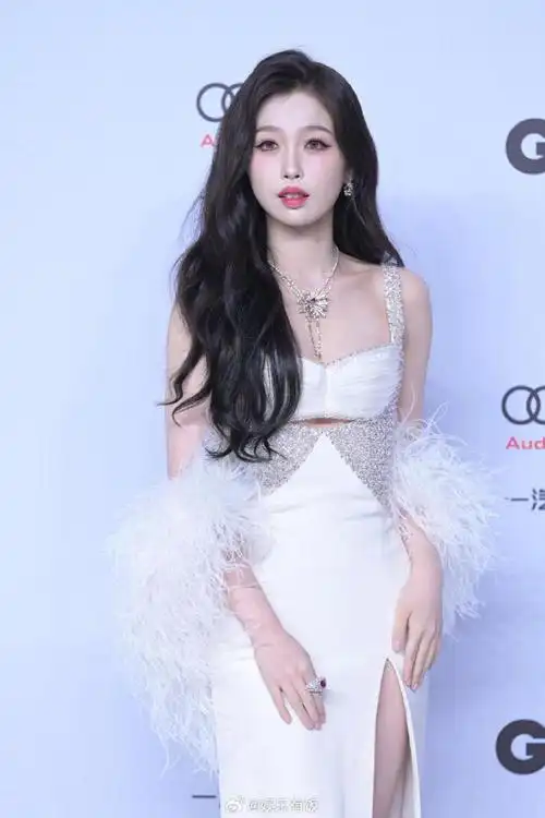 虞书欣白色高开叉长裙##gq红毯