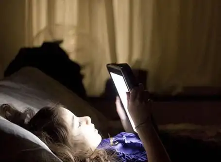 原创经常在睡前玩手机的人不出半个月7件麻烦事可能不请自来
