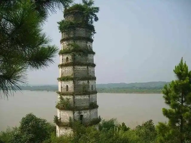 崇文塔正是位于万安县城以北罗塘湾对面的岸边,明朝成化年间,万安知县