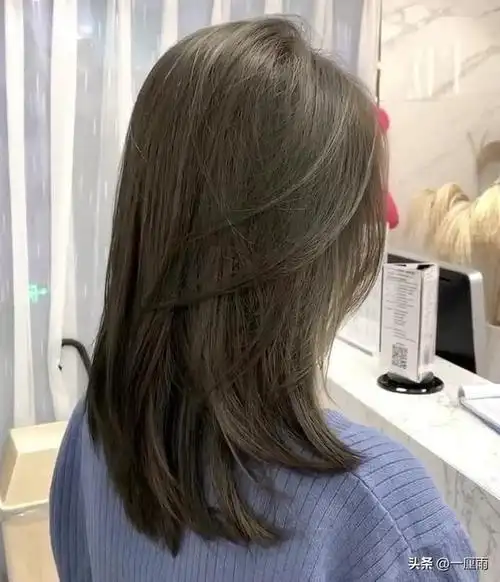 染头发染什么颜色好看,50岁女人头发染什么颜色好看(2023年过年流行这