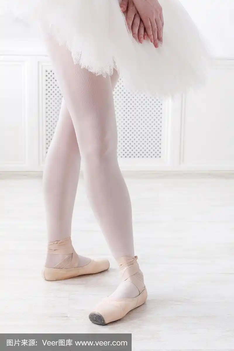 芭蕾舞者的腿近距离在第四位置