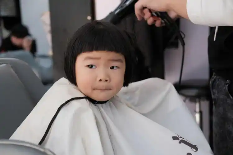 剪头发的小女孩