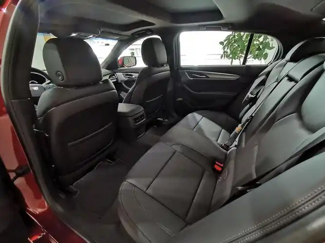 带大家看看ct5的后排空间