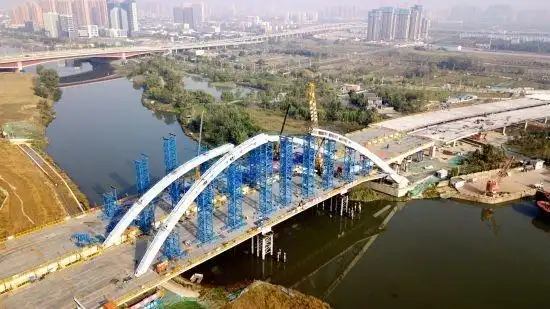 汪金香 张亚)10月24日,随着最后一段拱肋缓缓吊装至合龙位置,由中铁四