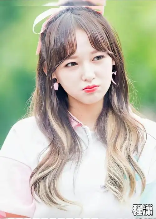 不少明星拍照时喜欢噘嘴,这样显得自己比较可爱,萌萌哒!