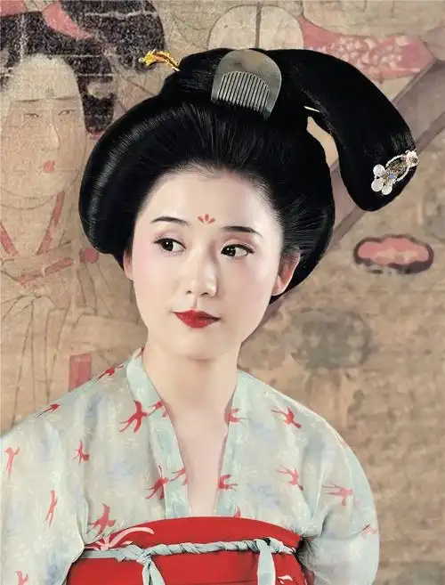 与化妆是古代女子区别于男子的重要修饰手段,出自《唐代妇女发髻》