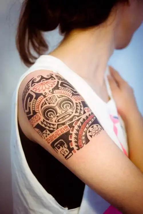钱小姐右手胳膊民族风彩色图腾纹身图案