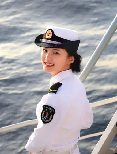军装照vs便装照,海军女神天团帅炸了