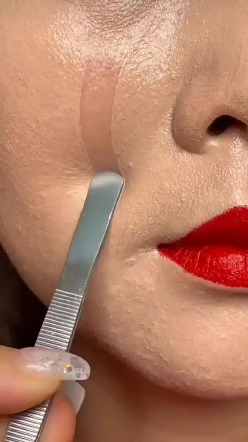 一招解决化完妆浮粉卡粉脱妆的尴尬