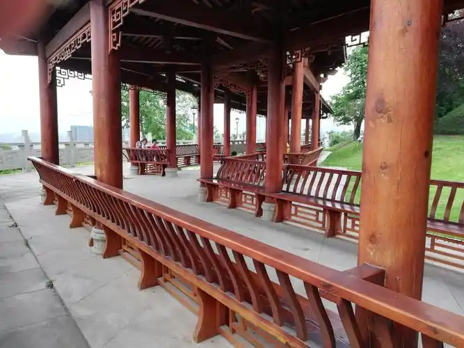 公园中的休闲长廊,供游客小憩.