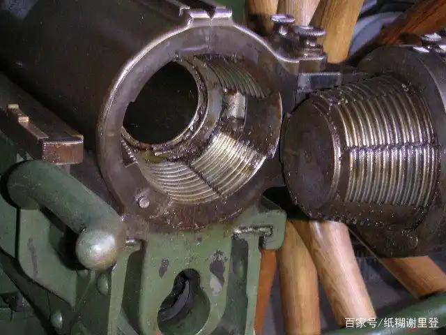 炮闩(开启状态),这是典型的螺式炮闩.