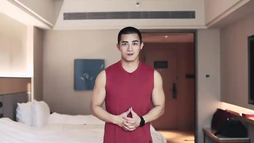 跟随健身达人@乐森lucas 用keep元气课程为身体注入能量!