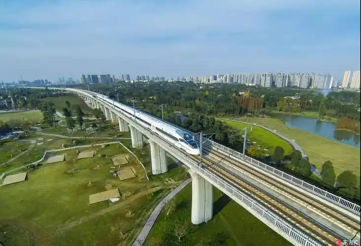 双城记①:一年2300多万人,在这条高铁动脉上感受双城生活