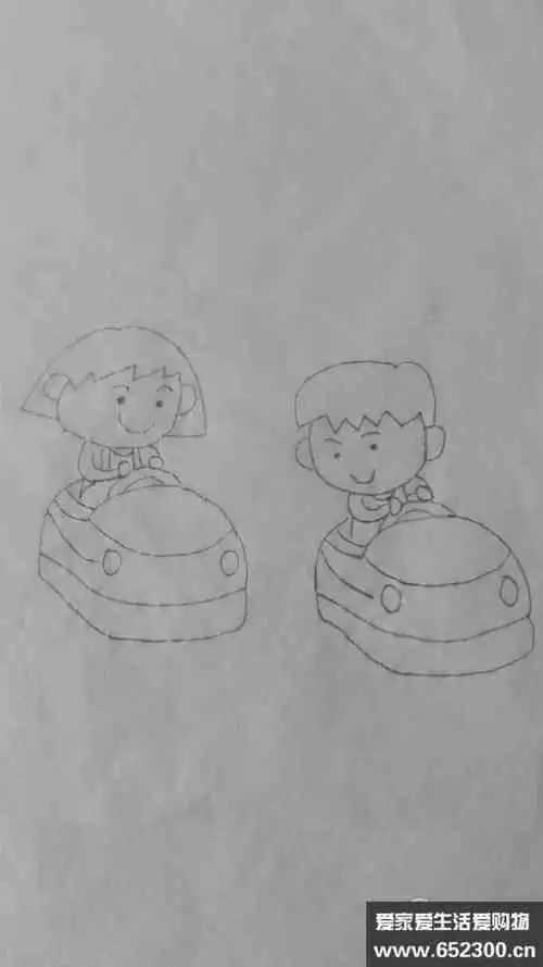 如何画玩碰碰车的孩子们的简笔画