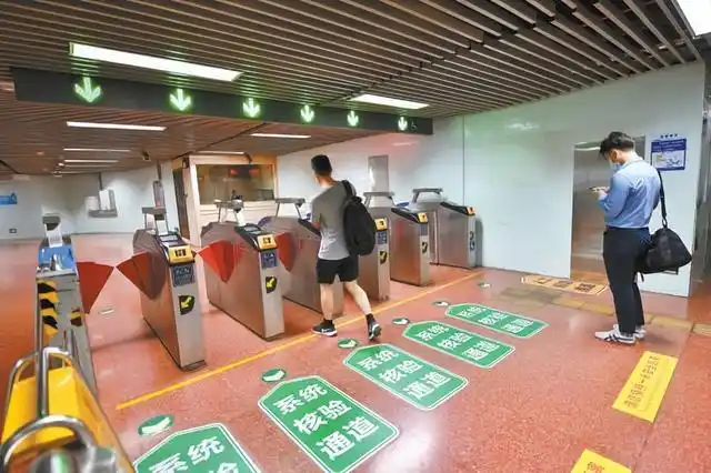 昨天,在地铁西直门站,乘客通过恢复开放的出入口.本报记者 邓伟摄