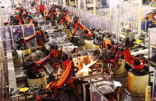 机器人在比亚迪5系焊接生产线上作业