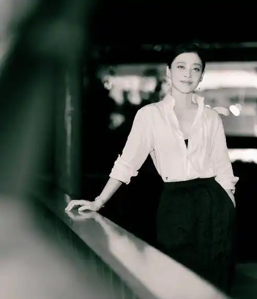 梅婷出席活动,一袭白衬衫黑裙,简约优雅,有档次!_气质_衣服_造型