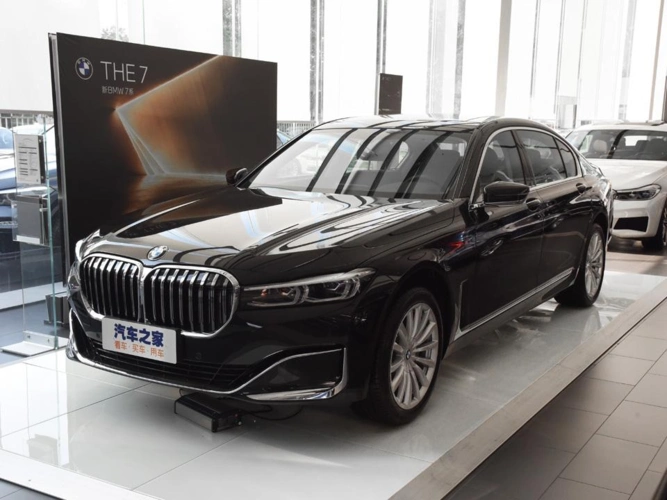 欣赏120万的2020款宝马7系740li帅气外观实拍