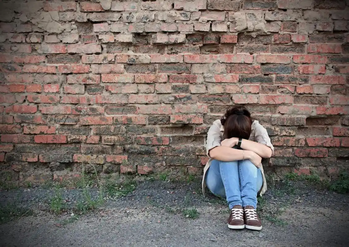 烦躁恼火烦躁困扰人悲伤伤心难过的男孩背景图片坐在地板上女人难过的