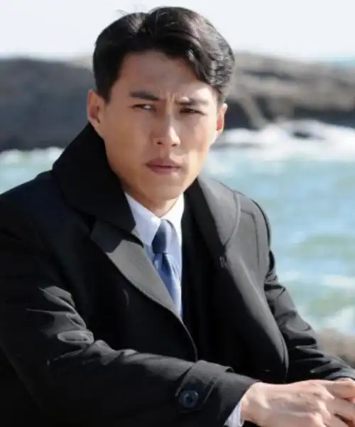 46岁靳东放假接儿子放学被围堵,8岁儿子颜值超高比他还帅