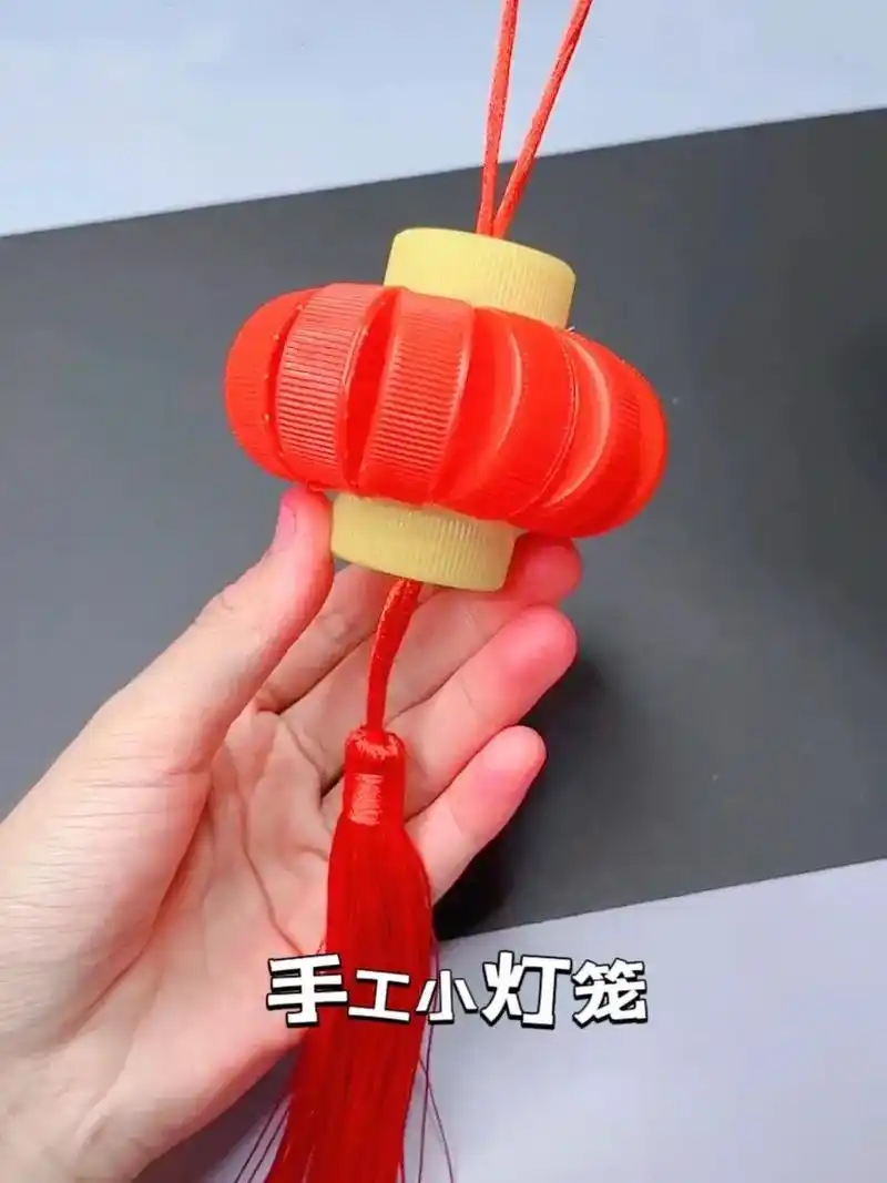 手工小灯笼.喝过的矿泉水瓶子不要丢,把瓶盖拧下来,做一个精致 - 抖音