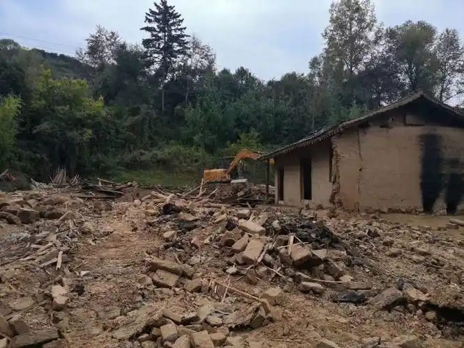 挖机正在拆除破旧房屋