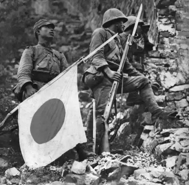 日本鬼子老照片:图1的巡警被日军缴械,图3的姑娘给鬼子倒茶!