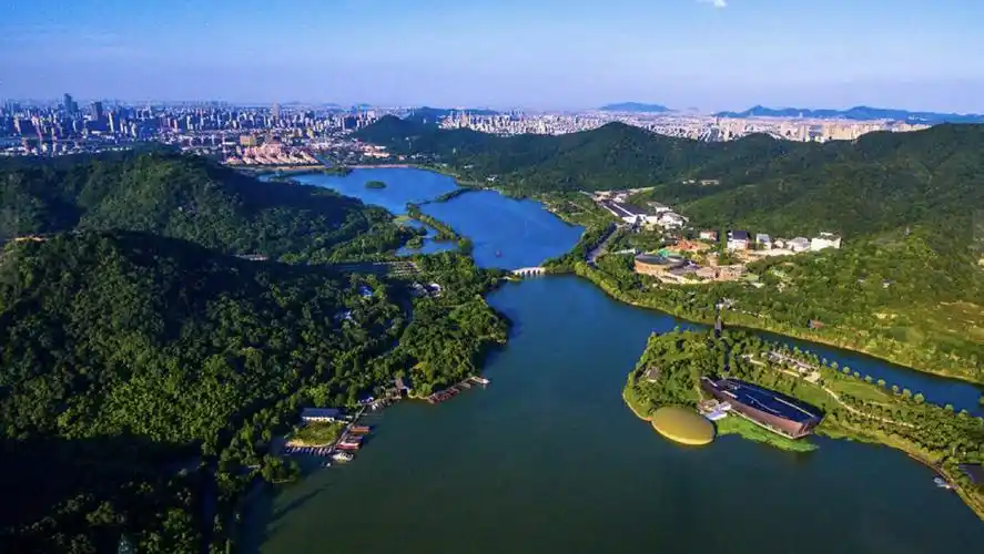 杭州湘湖举行端午龙舟竞演