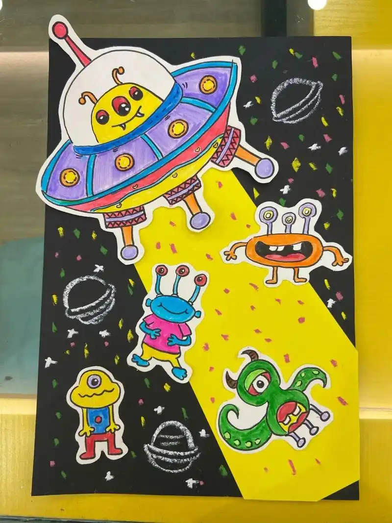 今天小朋友们画出一个神秘的宇宙飞碟 学习重点: 1:学习飞碟的小知识.