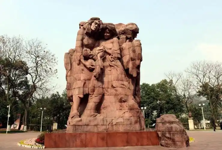 巴蜀特色美味之后,我们怀着崇敬的心情来到了红岩革命圣地——渣滓洞