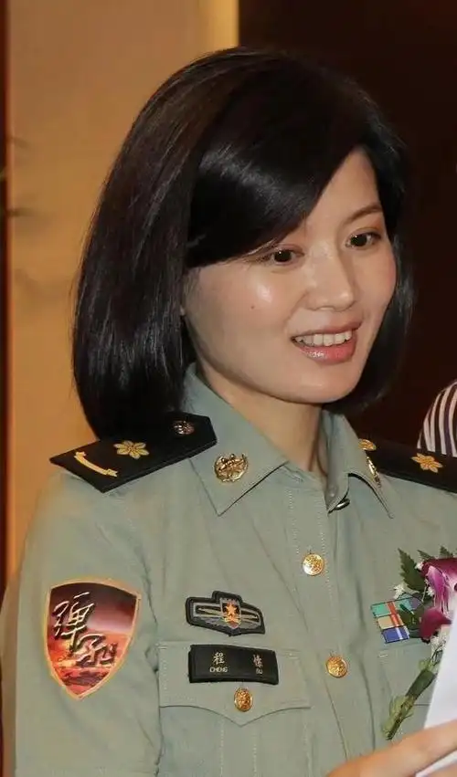 打小在文艺家庭长大的程愫,父母都在歌剧团工作,在父母的潜移默化之下