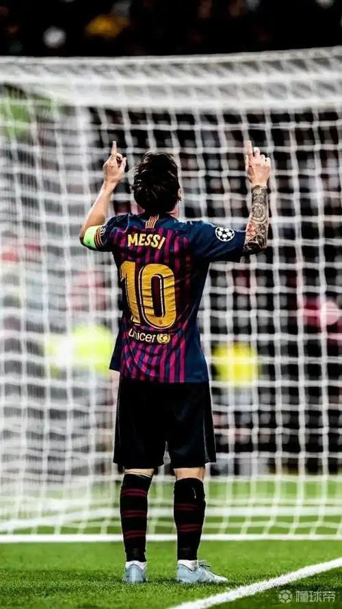 梅西经典的双手指天但图二是在指哪里狗头
