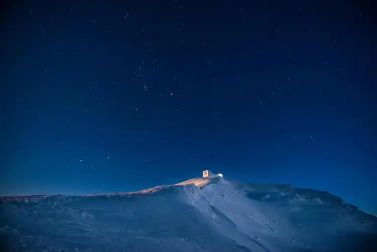 壁纸风景图桂林秀丽的风景桂林旅游自然风景蓝天白云下的树林池塘草