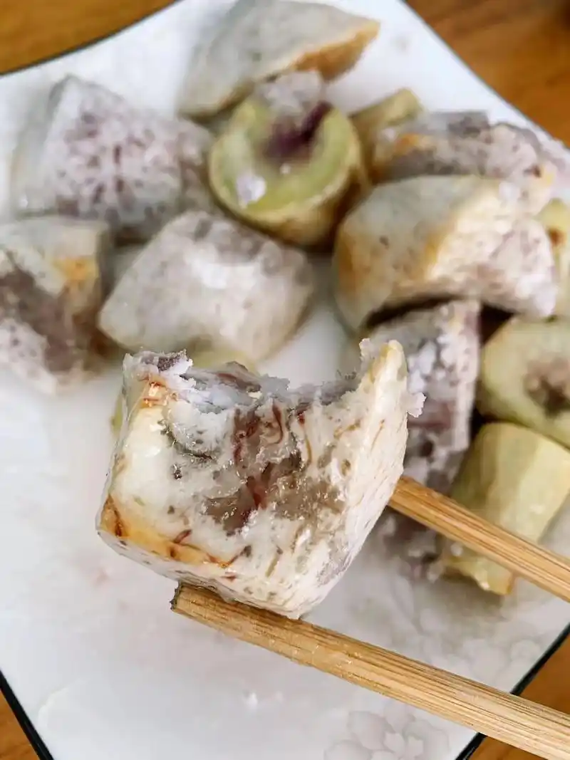 电饭锅版糕烧番薯芋头.第一步:电饭锅里下点油摇匀垫底 第二步 - 抖音