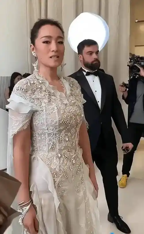 巩俐越丰满越漂亮,穿紧身裙肚子圆很富态,张曼玉大2