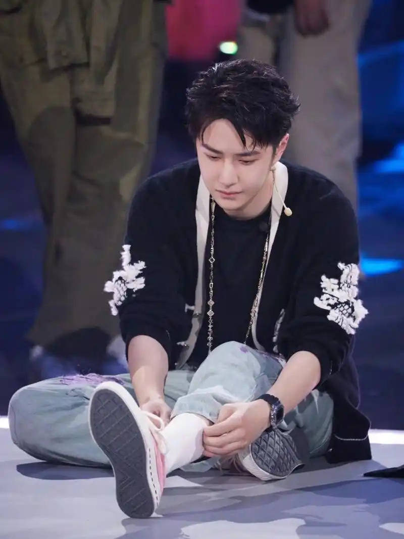 最新一期王一博穿搭,barrie黑色针织开衫搭配8on8破洞牛仔裤,脚上的v