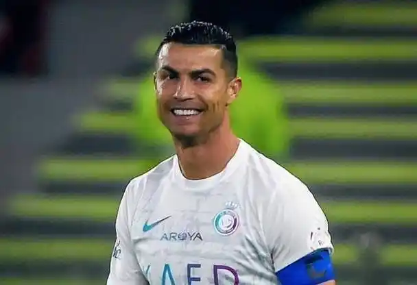 c罗度假照曝光球迷忧心双脚变形与伤痛