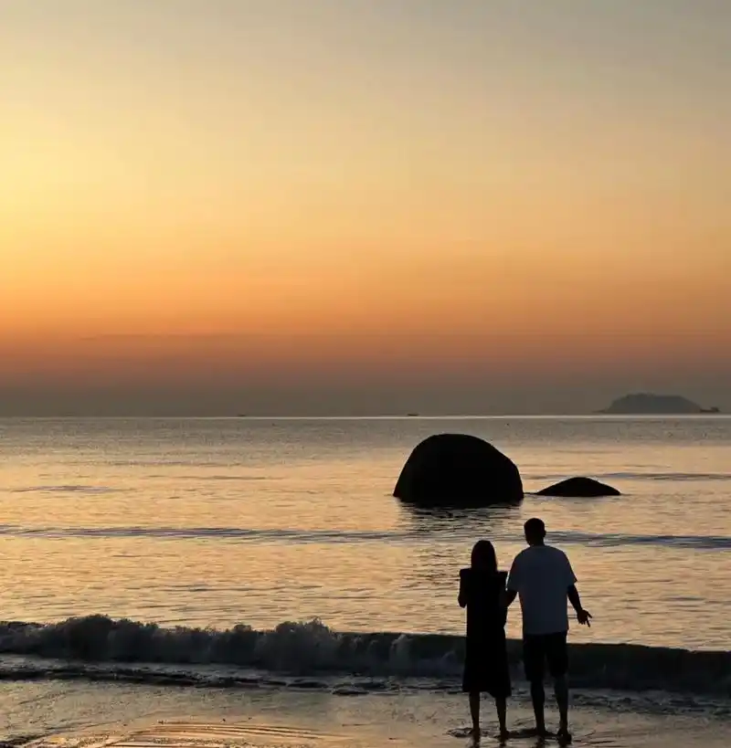 海边日出 #夕阳下的背影 #情侣vlog # - 抖音