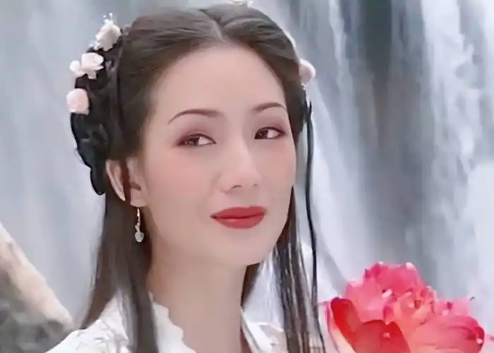 6747岁郑秀珍拍浴袍照,曾是最美何仙姑,被骗8000万后靠按摩为生