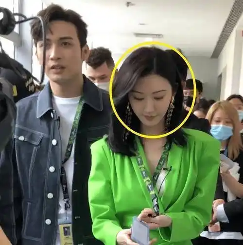 司藤扫楼生图景甜穿荧光绿却白到发光张彬彬的大头抢镜