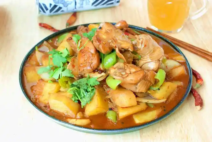 大盘鸡这道美食,相信小伙伴们肯定不陌生,甚至不记得吃过多少次了.