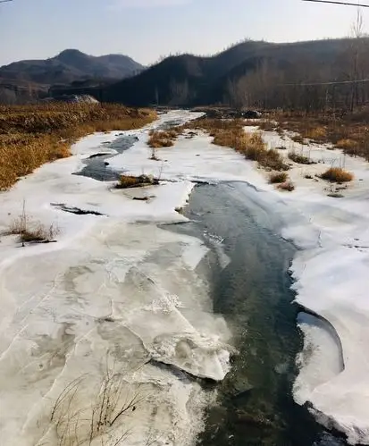 太行高速城南庄附近的结冰小河,让人看到冬天的小河
