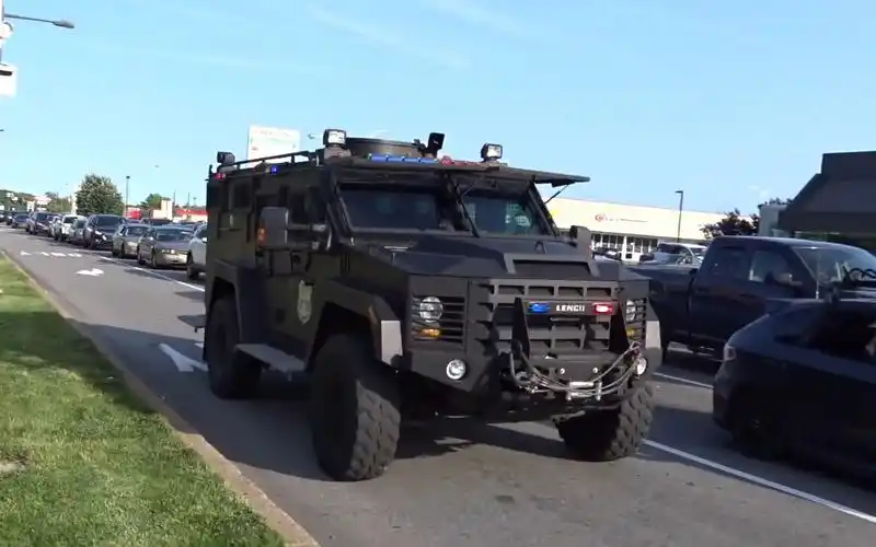 【载具参考】- 美国街头出警的swat bearcat装甲车