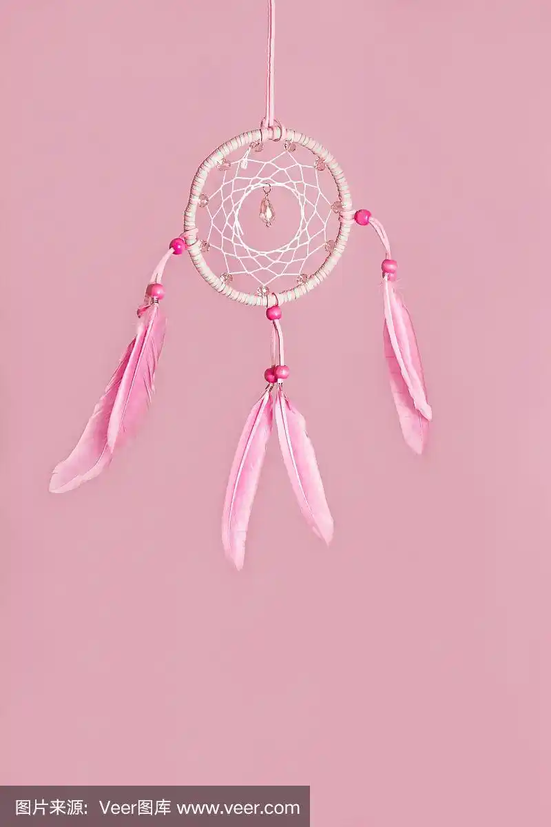 粉红背景上的粉红印第安人捕梦网人工制品