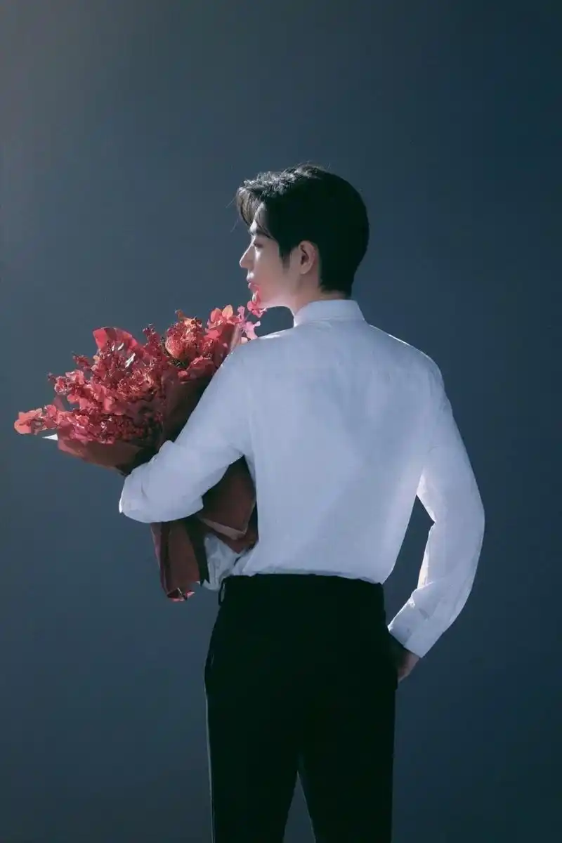 肖战# "背影",坚定又有力量 p1 顾魏杀青 p2品牌官宣 p3陈情令泰国