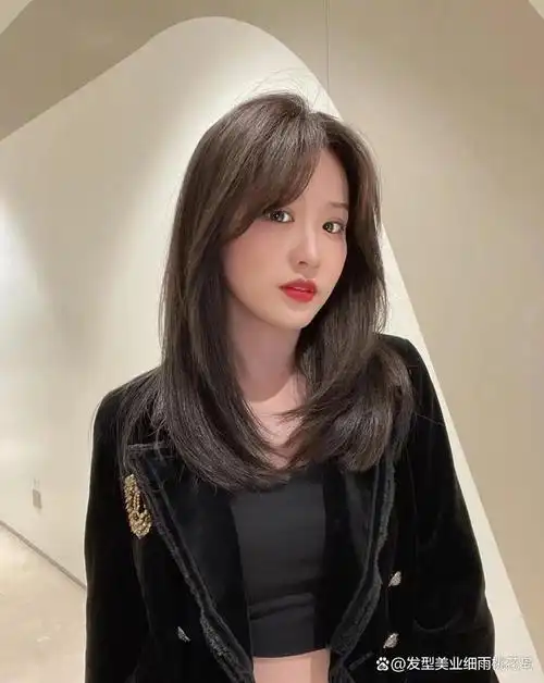 简约高层次,时尚又潮流的艳美中发,是所有发型系列中非常受欢迎的发型