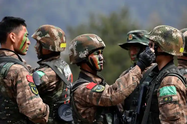 棕色,黑色迷彩妆今天,我们一起来看看军人的"妆容"有很多