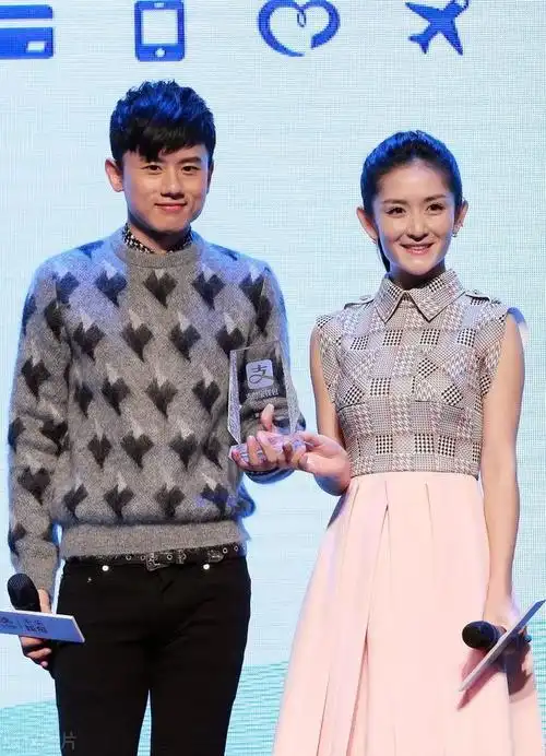 张杰谢娜带仨娃游迪士尼,十指紧扣如热恋情侣,3个保姆很抢镜