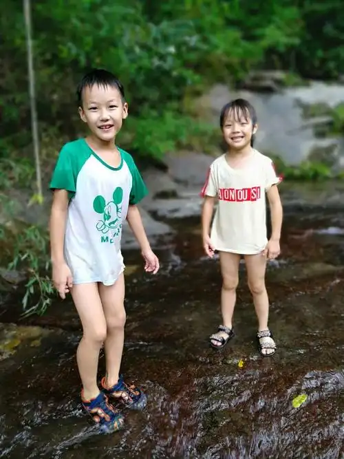 小溪流虽比不上大泳池,但一样让我们心情飞扬